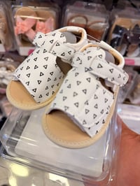 أحذية ولادي • قياسات 11-13 • جديد يمني