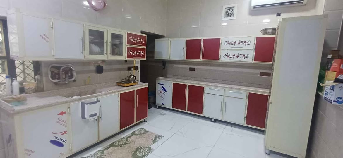 كاونتر مطبخ كامل. خمس قطع
نضافه 95 بالميه.
القياسات
الارضي + التعليك 3.5 متر
والسنك 2.5 ارضي + محلق 
المعرض ارتفاع 2 متر و 20
العرض 70
السعر التواصل مع الرقم
*********** اتصال
*********** وتساب البصرة, العراق
