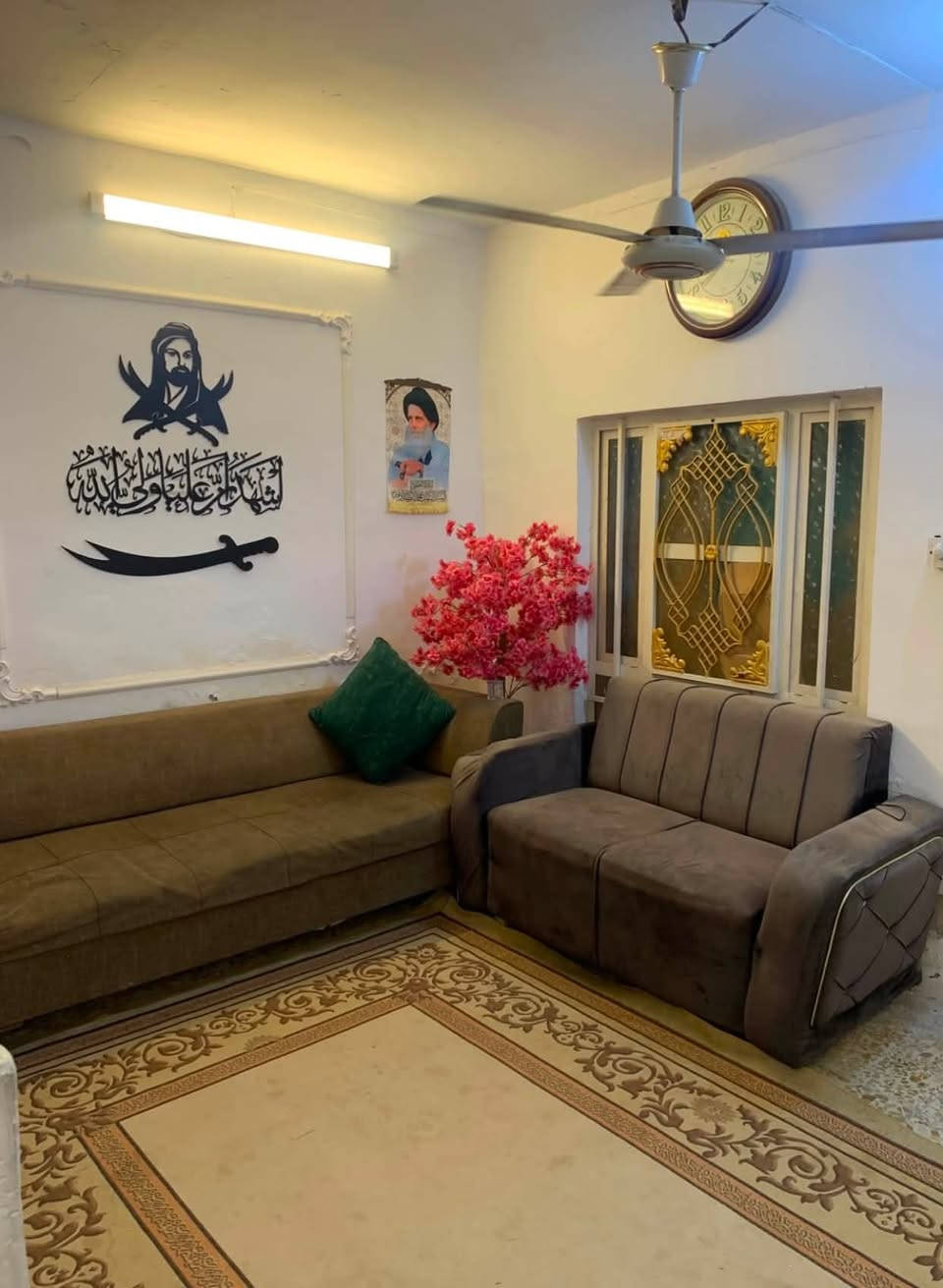 بيت للبيع طابقين المساحة 100 موقع تجاري على شارع عام رئيسي شارع عيادة الشماعية والبيت يحتوي على محل مساحة كبيرة 
يتكون من ⬇️ 
✅ الطابق الأرضي يحتوي على محل وحمام ومطبخ وصاله وغرفه 5x4 ✅والطابق الثاني يحتوي على صاله وغرفه كبيرة وسطح 🛑للتنبيه البيت على الشارع العام وليس داخل الفرع 
السعر : 35 مليون 
للاستفسار : ***********

