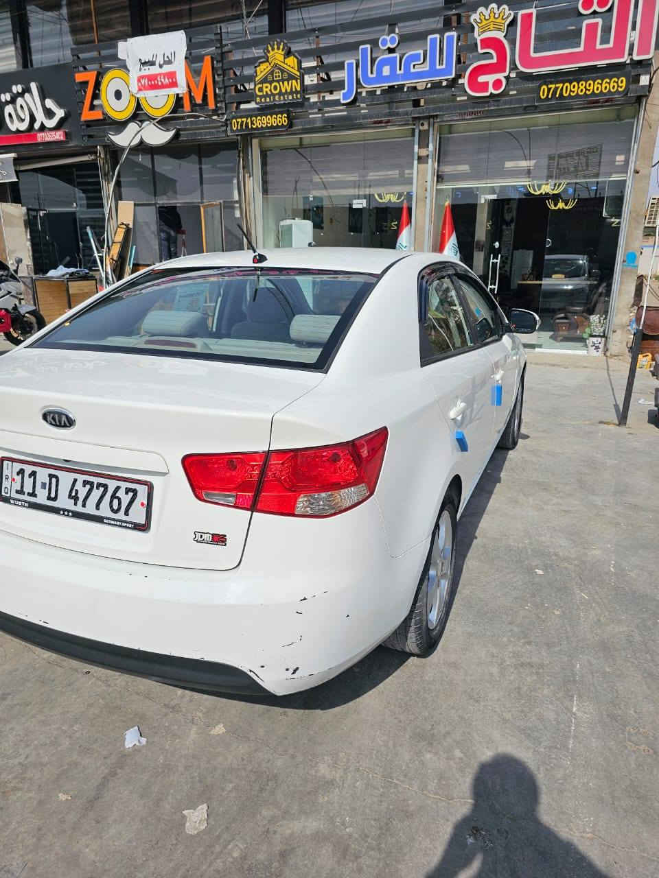 السلام عليكم ( رجائاً ماعجبتك السيارة اعبر المنشور )
سيراتو خليجي رقم بغداد الانكليزي بأسمي 

مكفولة عدى بارد جوه قبق البانزين وما مصبوغ 

بيها سونارات 2 مرفقات بالمنشور 
السيارة جديدة بمعنى الكلمة ماشية ( 113 الف ) كم حقيقي 
كير ومكينه شرط 
تبريد ثلج 
مكينتها 1600 دوش 
بالواقع احلى من الصور 
مكاني بغداد مجمع بسماية 
السعر 113 ورقة
***********
