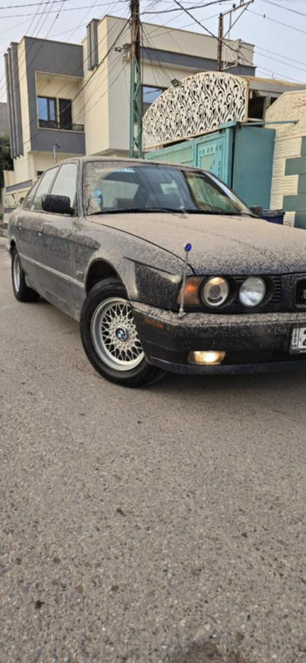 السلام عليكم 
بي ام 525 اصل 
 كير توماتيك 
مديل 1995
تبريد ثلج 
لون نيلي صبغ عام جماله 
مكاني موصل حمام العليل 
السعر 57 وبيها مجال 
***********
