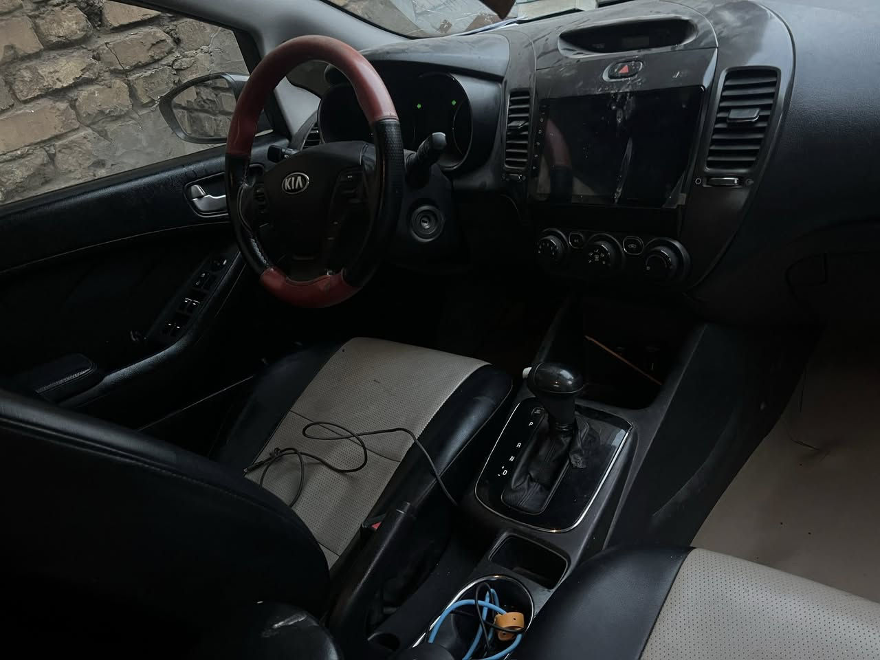 كيا فورتي موديل 2017 
مبدل   جاملغ وبنيد موضح بالصور  
لغد شاصي مكفول 
وبيهه طخه بالدوسه وبالجاملغ 
كير at  
محرك 2000 دوش 
بيهه كازكيت مبدل فقط 
ماشيه 107 الف ميل 
سنويه وهزه ورقم بغداد جديدات 
شاشه كبيره مواصفات نص فول 
السعر 115 وبيهه مجال 
للأستفسار 
***********
