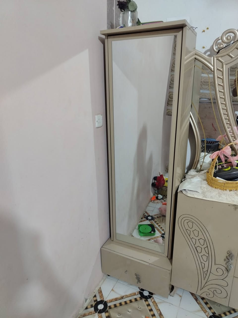 السلام عليكم عندي غرفه نوم تركيه ١١ قطعه نقصهه بس الجربايه غراضهه كامله والبوب السلايت موجودات يراد سجج كامله سعرهه ٢٥٠
***********
