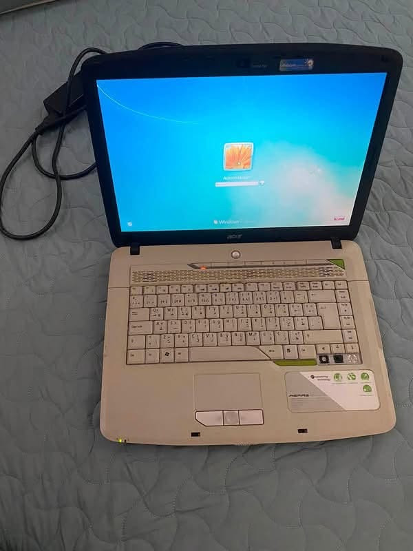 السلام عليكم للبيع لابتوب acer 5315 جيل القديم نضيف جدا  قيم بما يرضى الله واخذه للجهاز  واتساب ***********
