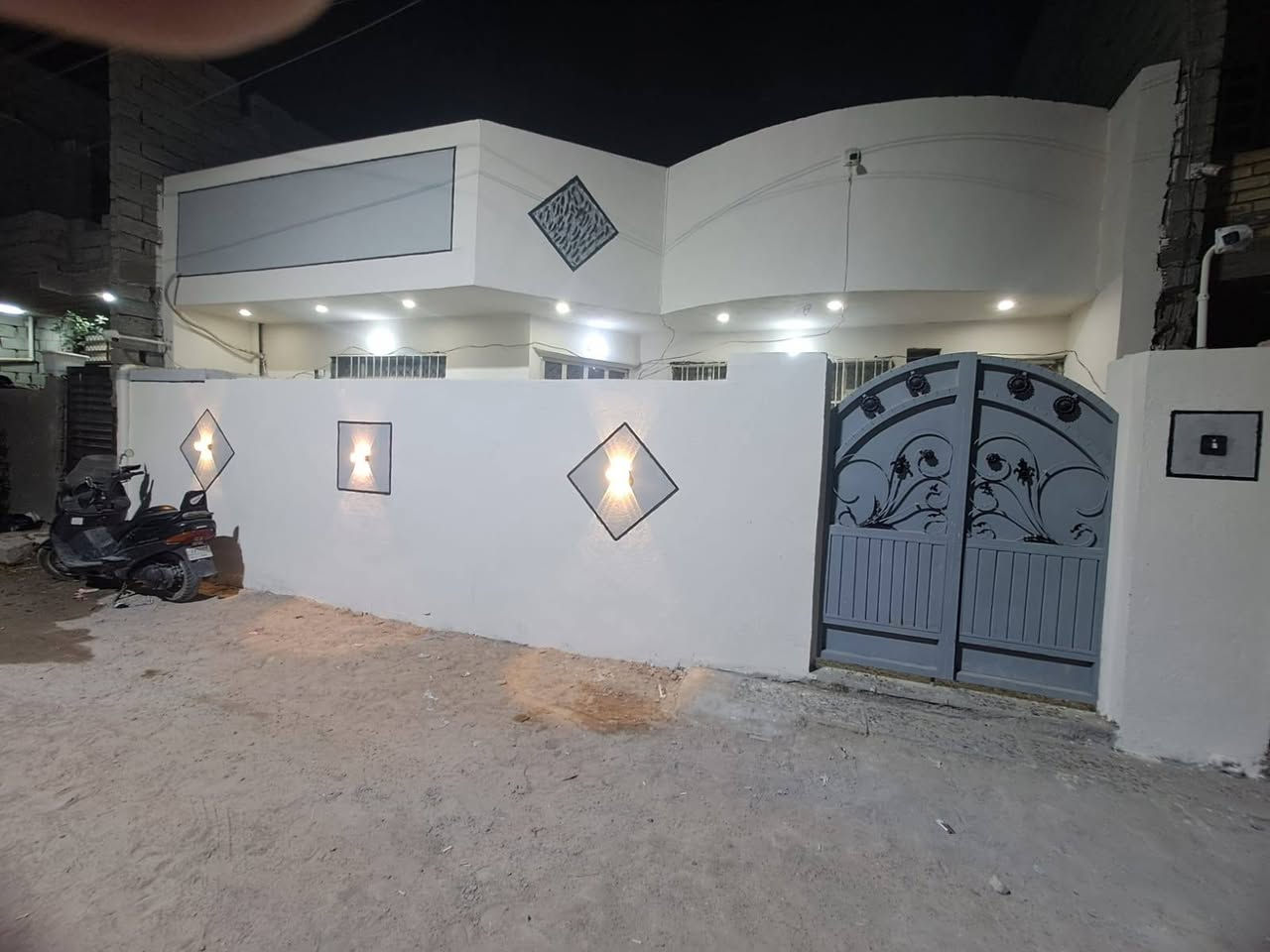 سلام عليكم بيت مساحه ١٠٠ واجهة ١٠ النزال ١٠ منطقة سويب زراعي كاع حجي عماد يحتوي على غرفتين نوم وصاله و خدمات السعر ٦٣ وبي مجال اتصال على أرقام اسيا *********** اثير ***********
