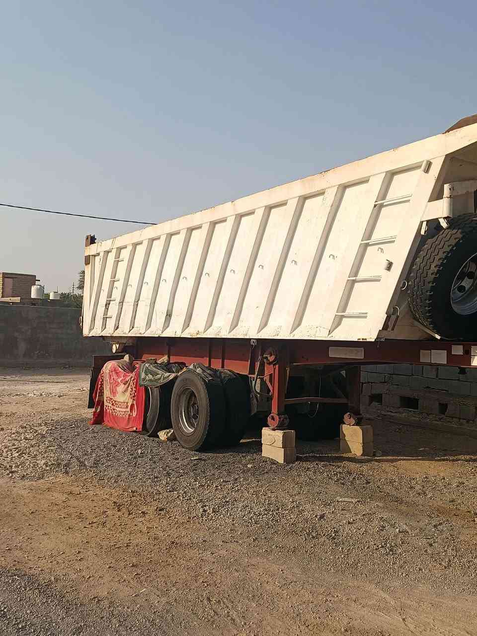 السلام عليكم عربانه للبيع اوزمه قديمه تخم تاير دناقير 16 لا طايحه ولا بها فطر الوينج مالها الماني جاهزه للشغل ما شاء الله مكانها الدير رقم الهاتف***********
