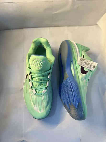 Nike zoom gt 2.0 اصلي جديد غير مستخدم قياس 44(28cm) بدون كارتونه كامل الختومات صنع فيتنام باركود شغال دبان مختوم بالرقم التسلسلي الحذاء قالبه رياضي يلبس 44 و 43 باريحيه، السعر 45 الف دينار للتواصل خاص او واتساب ***********
