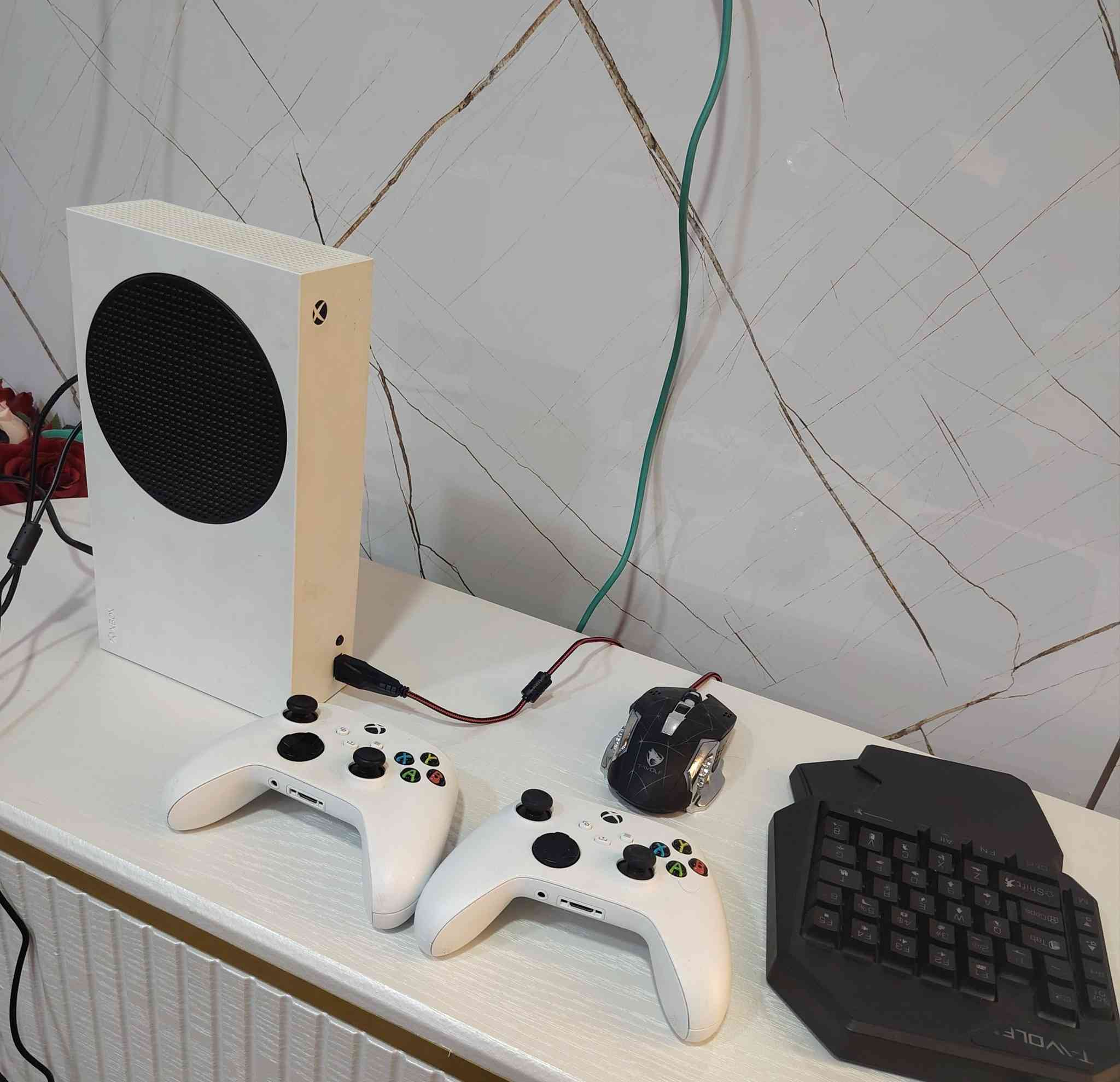 Xbox series S ..
للبيع نضافة فول مصار شهر من أخذتة بدون كارتونة
عدد جويستك 2 أصلية مو تجارية + ماوس كيبورد
 أحترافية مال ألعاب علئ أي لعبة تشتغل بدون
 رأسية ثلاثية حتئ تكدر تلعب أصدار جهاز 2024
سعر 400 ألف و بي مجال للشراي بدون ماوس
كيبورد 380 قفل .. رقم ألهاتف ***********
