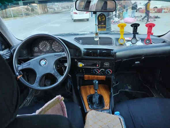 bmw
مەکینە 520گێڕ عادی مۆدێل 1992 
دوجام کارەبا سەنەوی لەگەڵە  ئاڕم بوە بەس ون بوە
گێڕو مەکینەی بەشەرت
ژم ***********
شوێن تەکیە
