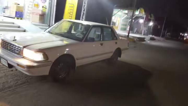 سلام عليكم سيدان للبيع فقط موديل 1990 يسره بلاد السياره كلها بلاديه مكينه وكير بلاد جدد رقم نكليزي بسمي سنويه الغايه 30 بدون صبغ ولا تبديل ولا ضربه كفاله السياره مكاني ناصريه مركز السعر 70 وبيها مجال قليل ***********0
