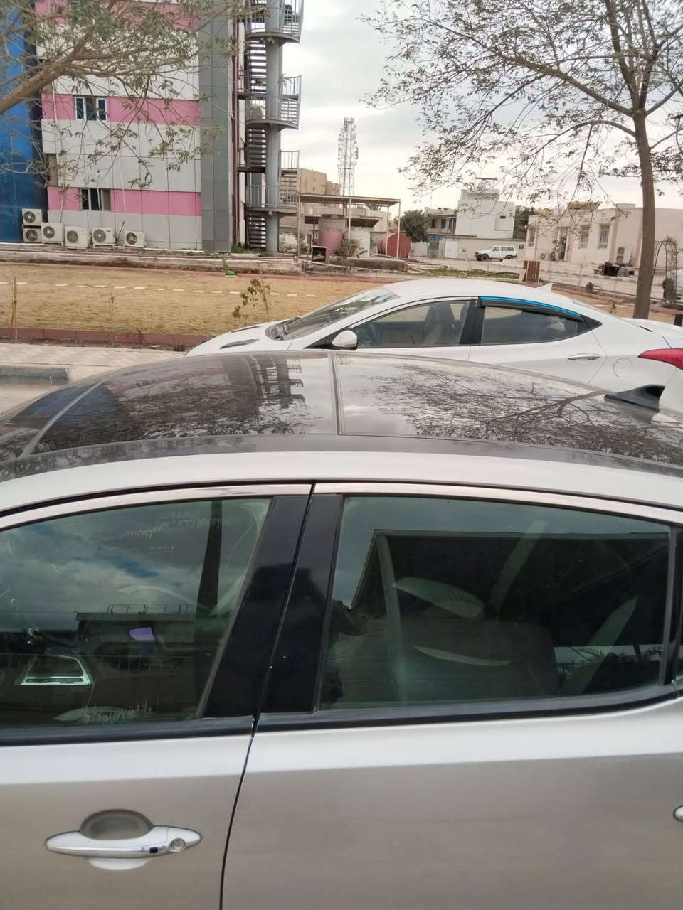 كيا أوبتما 2012 تيربو  (فول المواصفات) للبيع 🚗
السلام عليكم..
للبيع سيارة كيا أوبتما موديل 2012، استخدام شخصي وبحالة ممتازة جداً، السيارة جاهزة ومابيها أي نقص (شغل وتوكل على الله).
🔹 المواصفات الفنية والمحرك:
المحرك: 2.0 Turbo (تيربو قوي واقتصادي) بحالة ممتازة.
.
اللون الخارجي: رصاصي مميز.
اللون الداخلي: مكس أسود ورصاصي، ومطعم بلمسات كاربون فايبر داخلية تنطيها مظهر رياضي وفخم.
🔹 الإضافات والمميزات:
شاشة كاملة كبيرة مع كاميرا خلفية واضحة.
تحكم أستيران كامل + شفتات بالستيرنج (تبديل دندش).
مثبت سرعة (كروز كنترول).
تبريد ثلج وخير من الله (ما شاء الله).
تخم تاير جديد بالكامل تم تبديله مؤخراً.
🔹 حالة البودي (الهيكل):
السيارة بيها 3 قطع صبغ خارجي فقط (بدون دواخل نهائياً)، الدواخل كلها سليمة وشرط الفحص.
💵 السعر المطلوب: 105 وبيه مجال
📍 الموقع: بابل
 ***********
