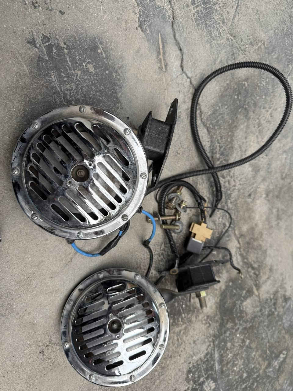 غراض للبيع 
***********

كاعيات كورلا هايبرد ممفتوحه ابد
بوش جنح
شمعه
ستدات تخم كامل
اريل سيبايه عدد٢
 مكاني اليرموك
