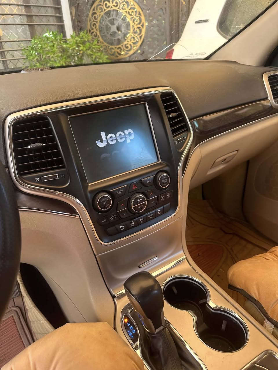 السلام عليكم 
للبيع فقط
جيب كراند شيروكي
JEEP LIMITED 
وكالة خليجية استلام من الشركة على الزيرو  
موديل ٢٠١٧ كفاله عامة
السيارة فول مواصفات سقف بانوراما دخول ذكي سمارت و تشغيل عن بعد شاشة كبيرة كراسي ذاكره رادارات توقف ذاتي دفع رباعي شفتات استيرن دبل كزوز رياضي كاميرات داخل بيجي مع الصاج الملكي جلد كهرباء تدفئة تبريد جنطة كهرباء ومحرك ٦ سلندر وباقي المواصفات واضحة بالصور المرفقة
السيارة رقم بغداد انكيليزي
ماشية ٥٦ الف ميل 
لحضرتك الحق بالفحص في اي مكان يعجبك لان سيارتي ضامنها من قطرة صبغ او تبديل وكفاله من محرك وكير وتبريد على وضع الشركة
السياره جديده على موديلها ٢٠١٧ 
السعر 
238 ورقة وبي مجال للمعاملة بعد القناعة والفحص ان شاء الله 
بغداد الخضراء او الاعلام 
***********
***********
***********
