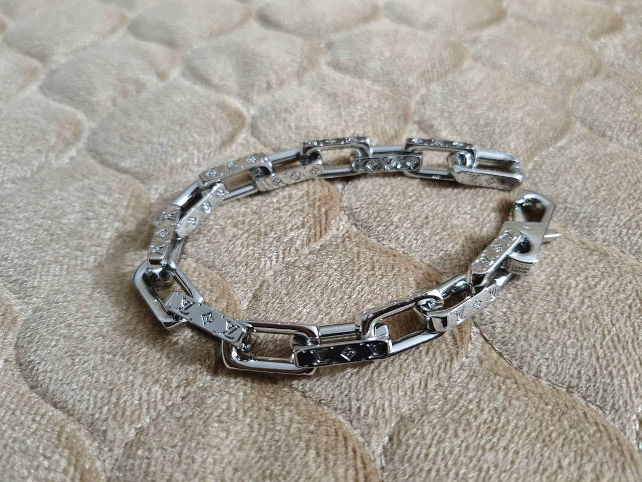 سوار لويز فيتون مختوم
صناعة ايطالية اعلى سعر ابيع


**إذا كنت صاحب هذا الإعلان وتريد حذفه لأي سبب، رجاءا أرسل رسالة إلى الدعم الفني**