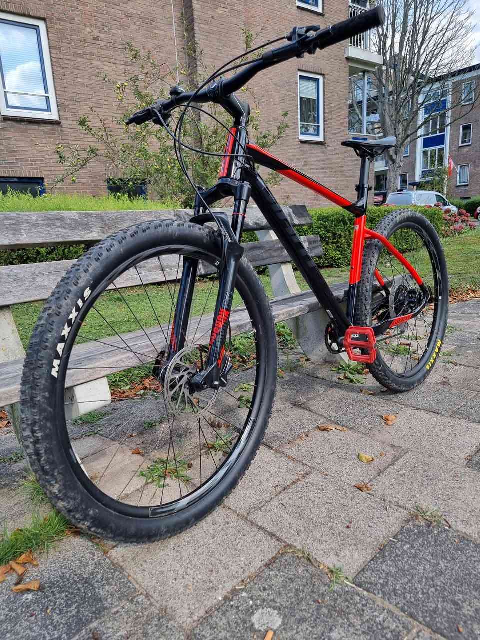 السلام عليكم كباتنة الطيبين✋
توكلنا على الله وأيه الرزق للجميع شوفولنة هاي القطعة الحلوة للبيع دراجة جاينت #هولندي اصلي نتعامل فقط بالاصلي لون مميز ونادر الدراجة مثالية للطرق الوعرة، الصعود والنزول، وحتى الاستخدام الرياضي اليومي براحة وثبات عالي. يعني انسى الطسات ووجع الظهر وألام المفاصل. 
✅ المواصفات والفوائد للمستخدم: 
لشة ألمنيوم خفيف وقوي → تحكم أفضل وتعب أقل أثناء القيادة قياس  Large   مناسب لمعظم الأطوال  نظام نقل حركة SRAM NX  تبديل ناعم وسريع بدون تقطيع ممتص صدمات  دبل امامي RockShox  راحة وثبات أعلى بالطبات والطرق الصعبة الدراجة جاهزة للركوب مباشرة بدون أي مصروف إضافي مناسبة للمبتدئ والمحترف بنفس الوقت
📍 الموقع: بغداد – حي البنوك – قرب مثلجات الصفصاف
📩 لأي استفسار أو تجربة الدراجة او معرفة السعر راسلني خاص وتدلل 
⚠️ ملاحظة:
ناشر أكثر من دراجة بحسابي، ويوجد استيراد مباشر من وكالات أوربية عالمية، كل القطع أصلية 100% مع وصولات 🔥
نتعامل مع أفضل الماركات العالمية:
SRAM . SHIMANO . Campagnolo . Maxxis . Schwalbe . Vittoria . Bontrager . Rockshox . Fox . Mavic .Garmin . wahoo.  Poc . Cube .  DT SWISS . Cannondale . Santa cruz . Trek . Giant ... وغيرها #دراجة_جبلية #دراجات #بيع_دراجة #بغداد #دراجة_هوائية  #Baghdad


**إذا كنت صاحب هذا الإعلان وتريد حذفه لأي سبب، رجاءا أرسل رسالة إلى الدعم الفني**