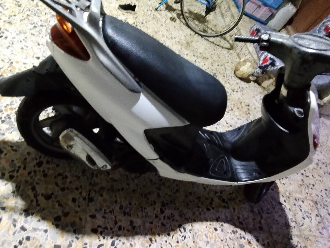 السلام عليكم دراجه لكزز للبيع دراجات نظيفه ما ناقص شي كهربائيات كامله ماكينه ما مفتوحه السعر 350 وبيها مجال العنوان ابو الخصيب البهادريه رقم ***********
