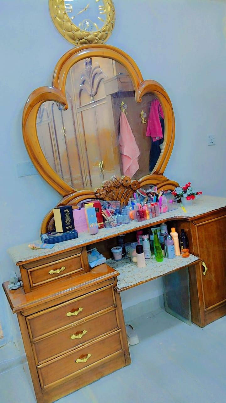 السلام عليكم عندي غرفه نوم  سعرها 650  *********** وهذا الرقم بي واتساب
