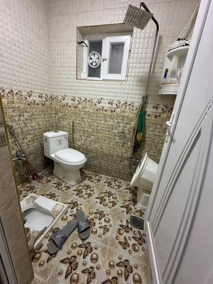 دار للبيع 100 متر طابقين ونص يحتوي على 3 غرف نوم وصاير مقابيل مدرسة طابو ملك صرف في منطقة حي العسكري - خلف جامع سداد برزنجي 
***********
