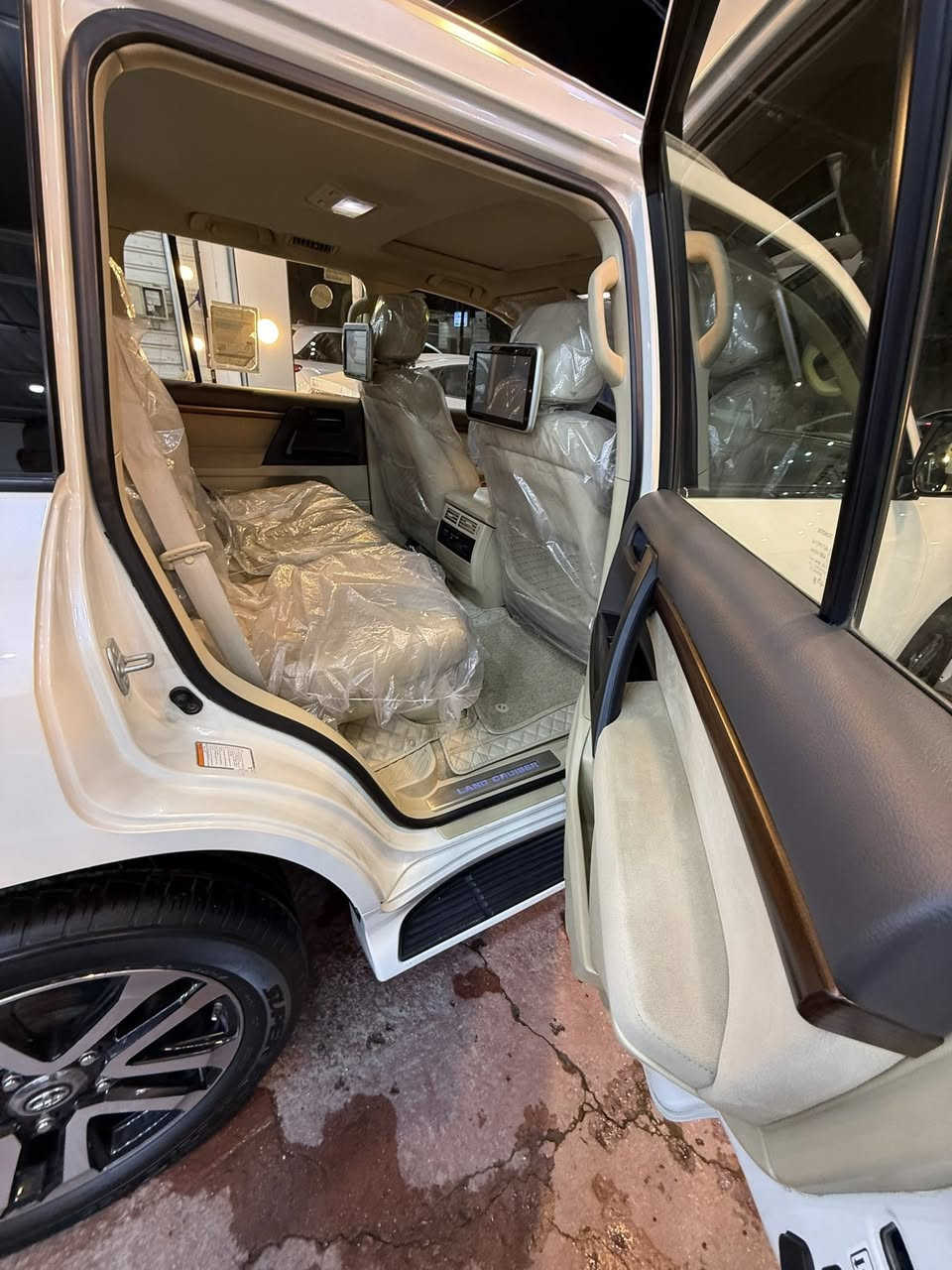 🌹🌹تحية طيبة🌹🌹
لاندكروز 2017 ساس اصل وايت ادشن 
فول مواصفات 
كفالة عامه من كلشي بحالة الوكالة
ماشية 72 الف حقيقي شرط الفحص 
السيارة كلش جديده اي نقص مابيه 
احلى من الصور 
السعر اكتب 1 بلتعليقات او اتصل وبخدمتك
رقم بغداد باسمي مشروع وطني 
مكانه بغداد معارض الكريعات
***********
