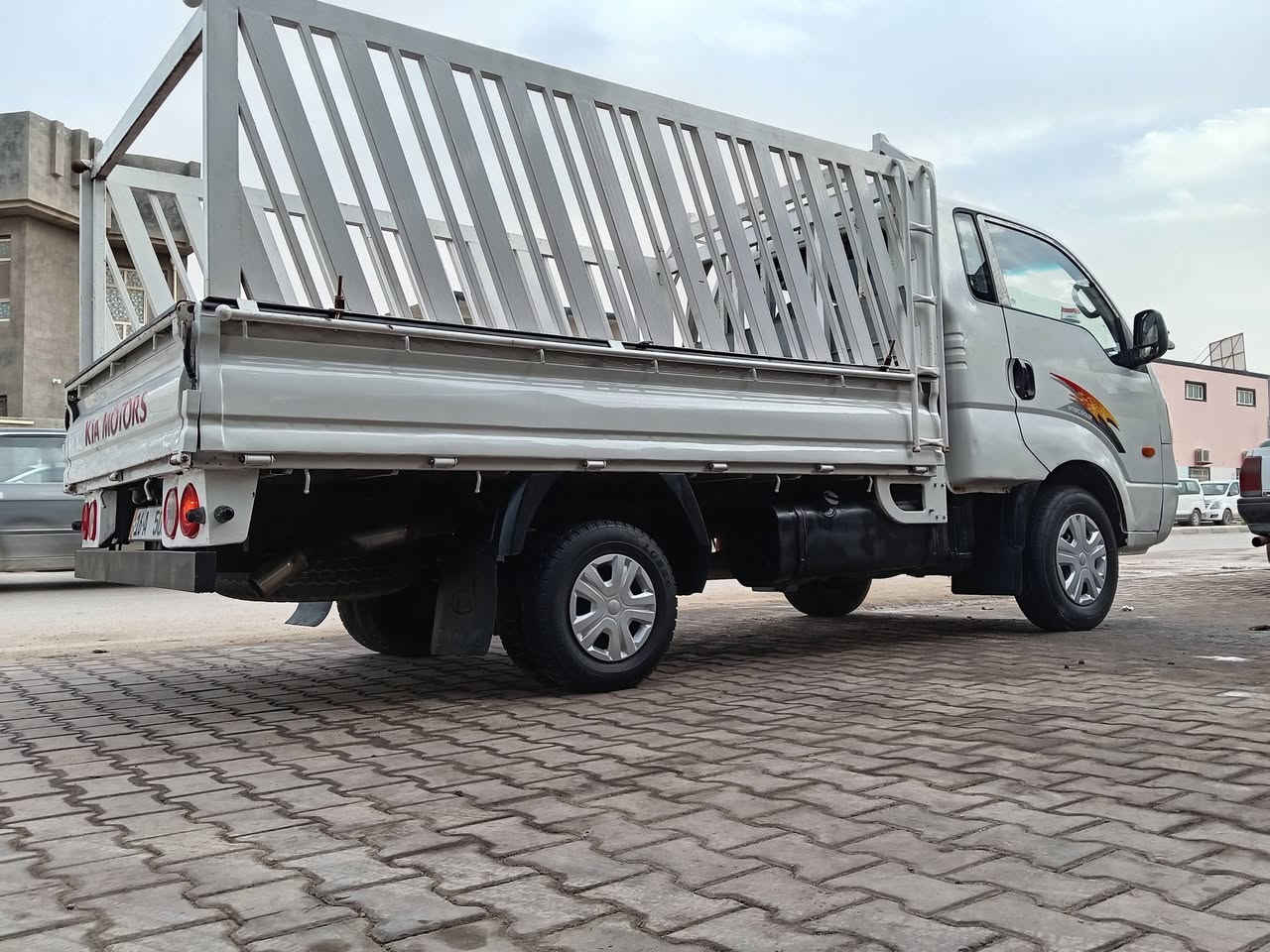 السلام عليكم للبيع كيا 2008رقم قادسيه انكليزي سنويه لل 2030تحويل مباشر شاصي مكفول  رقم شاصي واضح  سياره مكفول وجاهزه مكينه 3000سوبر مكينه كير حداديه تايرات خير من لله برغي ماعايزه سياره جاهزه على 24حبايه كبل للشغل ملاحضه (المحجر مو وي السياره )  السعر 85 وبيها مجال للشراي للاستفسار ***********
