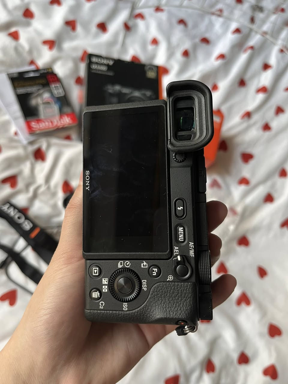 📸 للبيع – Sony A6400 بحالة ممتازة
كاميرا نظيفة جداً استخدام شخصي وخفيفة
استخدم لفترة قصيرة متتجاوز ل٦ أشهر 
ما بيها أي خلل، الفحص مفتوح

🔸 المواصفات:
 • تصوير 24.2MP
 • فيديو 4K
 • شاشة متحركة
 • فوكس سريع جداً

🔹 مرفق وياها:
العدسة الي تجي مع الكامرة 16-50 
 • عدسة 50mm f/1.8
 • بطارية + شاحن + رام 64 كيكا 
 • كرتون 

عدد الشتر: ( 5026 )

السعر: 1,250,000
الموقع: بغداد


**إذا كنت صاحب هذا الإعلان وتريد حذفه لأي سبب، رجاءا أرسل رسالة إلى الدعم الفني**