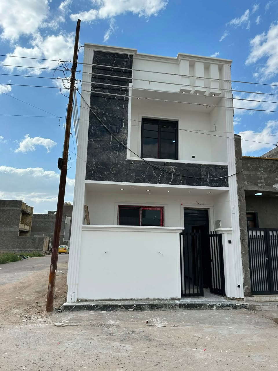 بيت 🏠 50متر ركن #للبيع
طابقين 2غرف+صحيات 2
مطبخ + صاله 
بيتونه 
📍البوعيثة. _مجمع العدل 
للاستفسار ***********
