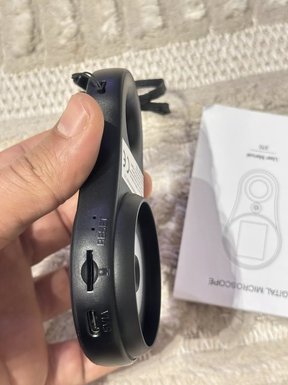 هذا الجهاز هو مجهر رقمي محمول، يُستخدم للتكبير والفحص الدقيق للمواد المختلفة.
أبرز المواصفات والمميزات:
التكبير: قدرة تكبير تصل إلى 500 مرة. 
الشاشة: شاشة IPS مدمجة مقاس 2 بوصة لعرض الصور والفيديوهات مباشرة. 
الكاميرا: عدسة بدقة 2 ميجابكسل لالتقاط صور وفيديوهات عالية الدقة. 
الإضاءة: مزود بـ 8 مصابيح LED قابلة للتعديل لتحسين الرؤية في البيئات المختلفة. 
الاستخدامات: مناسب لإصلاح الدوائر الإلكترونية، فحص العملات والمجوهرات،السعر 25 الف


**إذا كنت صاحب هذا الإعلان وتريد حذفه لأي سبب، رجاءا أرسل رسالة إلى الدعم الفني**