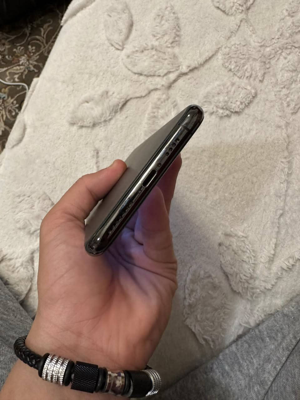 سلام عليكم للبيع أيفون ١١ برو ماكس ذاكره ٢٥٦ و بطاريه ٨٥% مبدله ماستر اصليه وكاله مال ماستر و راجع وتر بروف يعني ما مفتوح بلادي راجع 
الجهاز أي خلل مايي كلشي شغال وانطيك بي ضمان اسبوعين بدون ملحقات و سعره 330 ألف و بي مجال للطيبين مكاني ببغداد العامريه و هذا رقمي بي واتساب فقط *********** هذا
