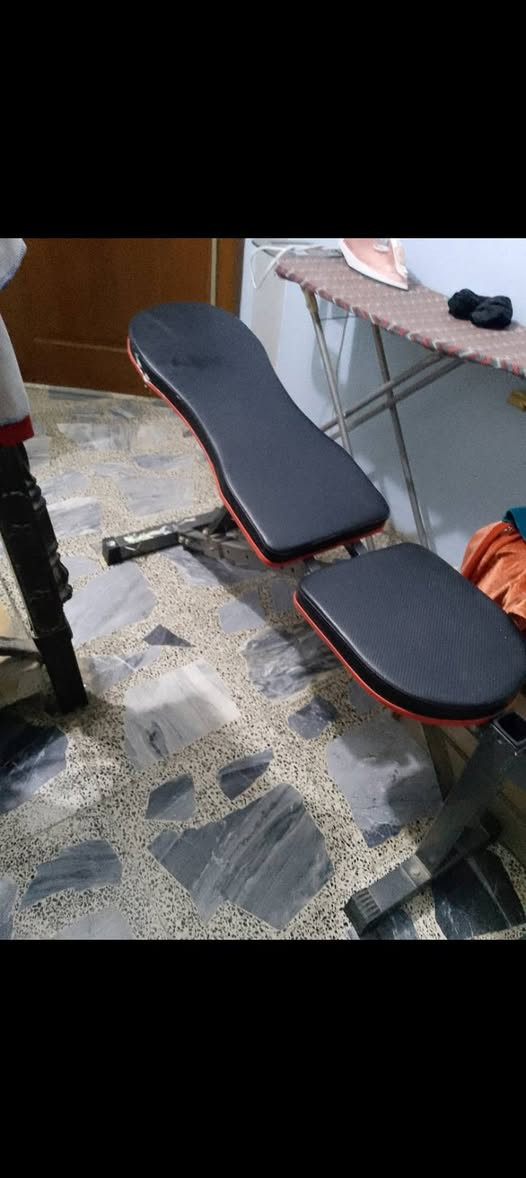 متاح اوزان حديد جديدات استعمال. شهر مع مسطبة وحمالة للبيع ***********

