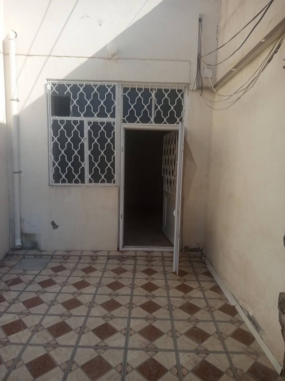 دار للايجار حي الزهراء مساحه 180 متر بيت نظيف غرفتين وصاله واستقبال مطبخ وصحيات  النجف الاشرف***********
