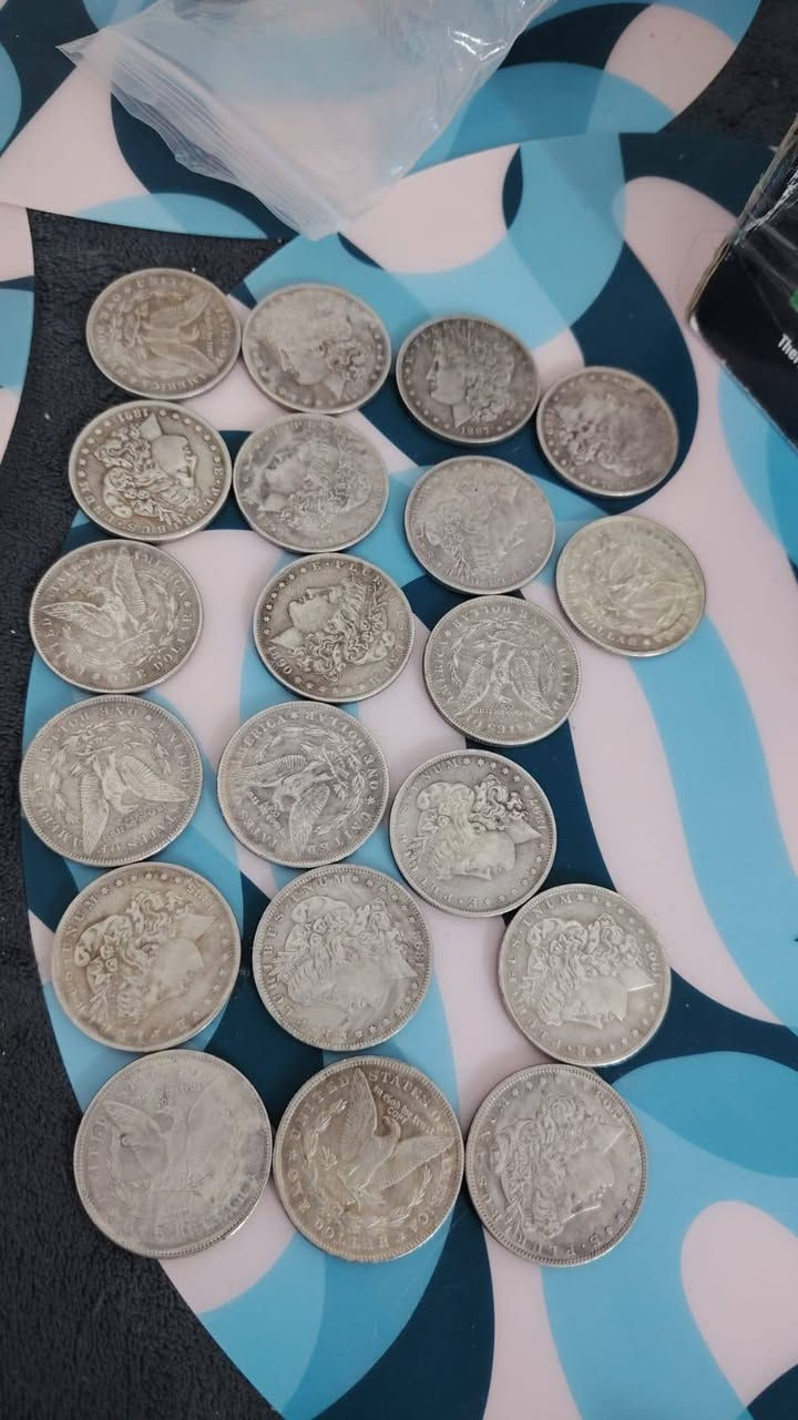 السلام عليكم دراهم قديمة يتراوح اعمارهن اكثر من الف سنه
سعر القطعة ٢٥ الف ينباعن كلهن ***********
