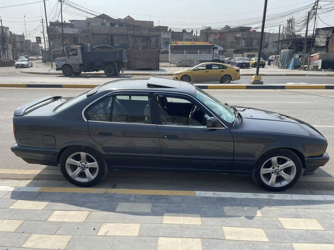 السلام عليكم 
بي ام دبليو ٥٢٠ موديل ١٩٩٠ للبيع 
محرك سته سلندر مسكر عدل 
سياره كير عادي كلش نشطه صدرها طقه ماتسمع بي اطلع وين مايعجبك ما شاء الله عليها سلايد طقتين 
ويل هامان رياضي ١٧ جام كهرباء تبريد عاطل منظومة كاملة 
سياره مشروع وطني رقم بغداد بسمي (شرط تحويل) ثاني يوم 
سنويتها منتهية صارلها شهرين رايدها ب٥٥ وبيها مجال 
مكاني بغداد البلديات 
بيع فقط 
اتصال***********
