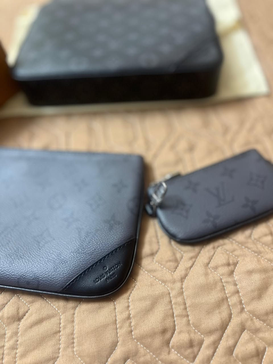 جنطه لويس ڤيتون  3 قطع تنفع رجالي نسائي


**إذا كنت صاحب هذا الإعلان وتريد حذفه لأي سبب، رجاءا أرسل رسالة إلى الدعم الفني**