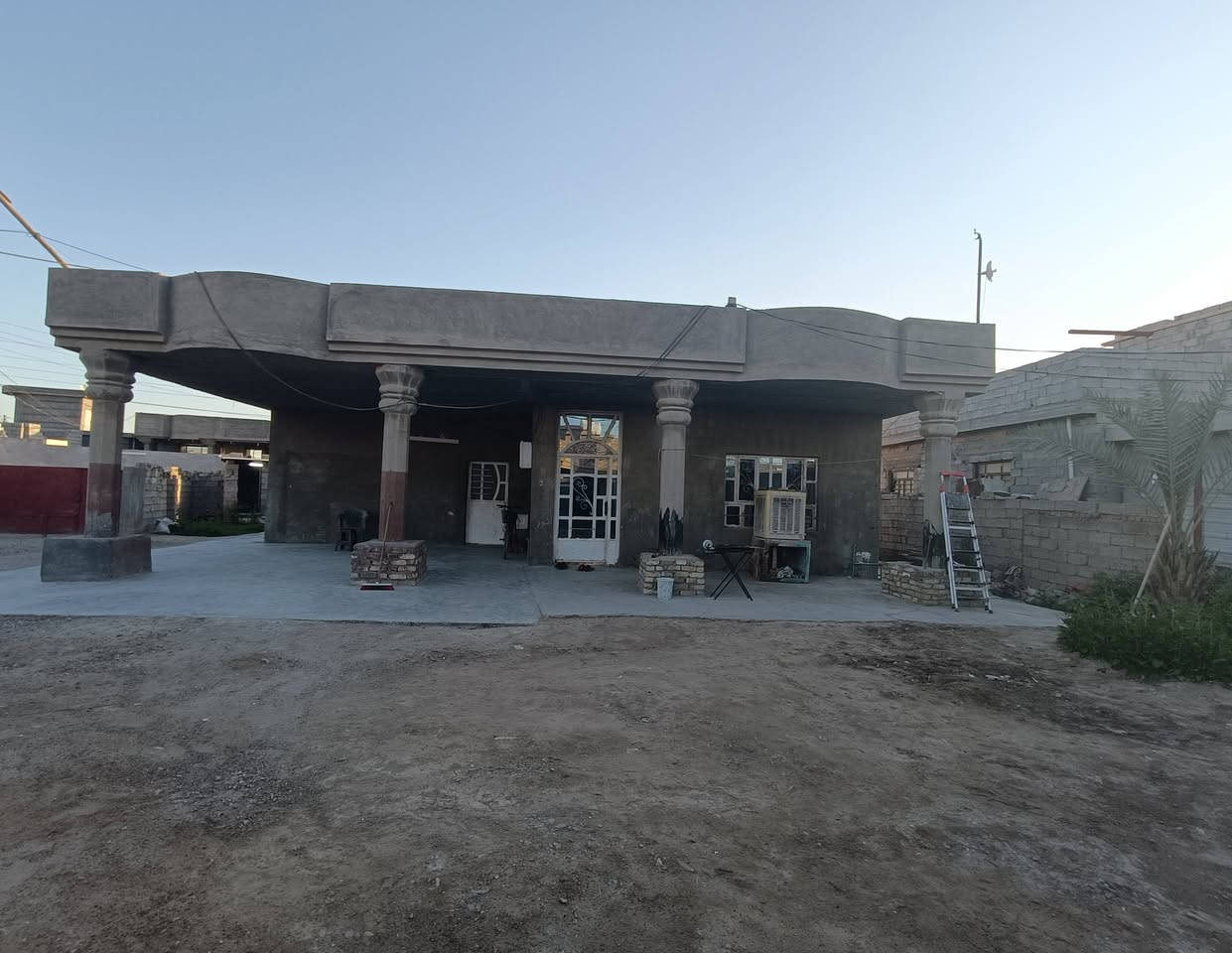 سلام عليكم يوجد قطعة ارض للبيع المساحة الكلية 600م مع بيت كبير يحتوي على تلث غرف نوم كبار واستقبال كبير صالة حمام مطبخ خارجي حمام خارجي جنس الأرض زراعي عقد 17 منطقة سكنية ويوجد كافة الخدمات ماء كهرباء طريق مولدة سحب سوق العنوان بغداد _تاجي _ قرب من مطعم خيرات الرحمن سوق تاجي اقرب نقطة دالة مدرسة السرور 
الواتساب ***********_***********
