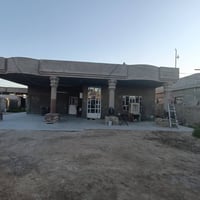 يوجد قطعة ارض للبيع المساحة الكلية 600م مع بيت كبير يحتوي على تلث غرف ...