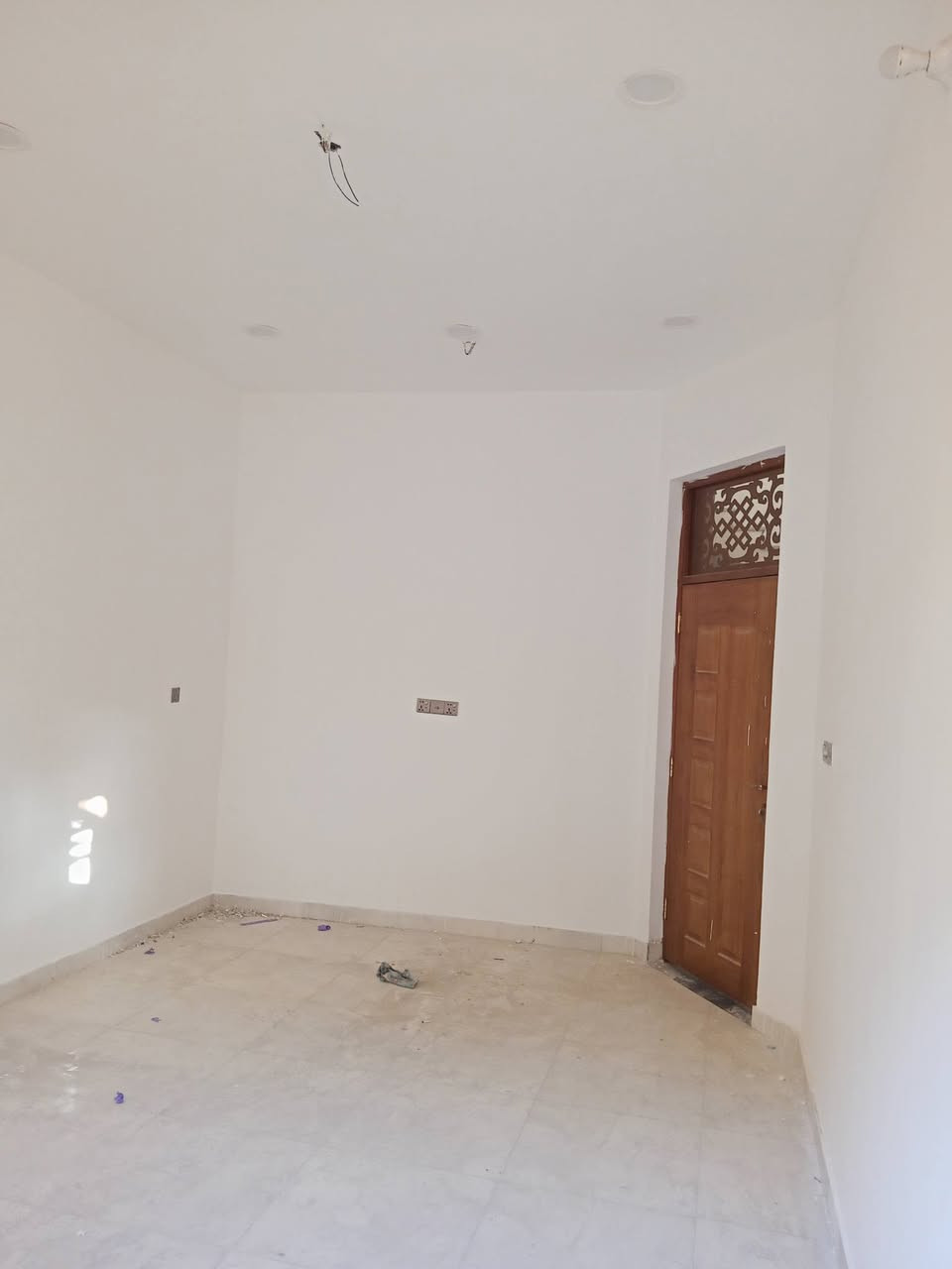 السلام عليكم بيت بناء حديث 100 متر مقاطعة 2/9  البيت متروك مامسكون بي احد البيت بي نقص باب و هوائية حمامات عدد 3 ومحجر درج بس هذا النقص توجد مع البيت تانكي ماء عدد 2 وكيزر وماطور ماء هدية البيت 
*********** هذا رقم لي يحب شوف البيت
