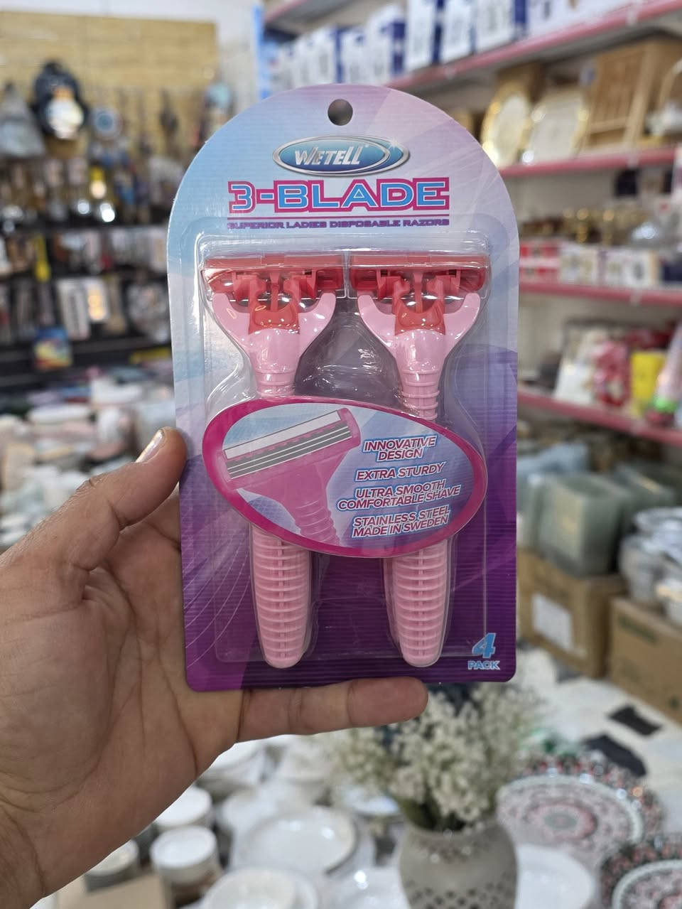 زبائن مجمع زعفران للمواد المنزلية 

وفرنالكم #مكينة_حلاقة 
تقنية الشفرات الثلاثية
توفر حلاقة أنعم وأقرب بعدد أقل من التمريرات مقارنةً بالشفرة المزدوجة ذات شريط ترطيب إضافي يساعد على تقليل تهيج البشرة 
شريط حماية يساعد على منع الخدوش والجروح ويوفر أداء حلاقة أكثر سلاسة 
رأس محوري يتحرك على طول منحنيات الوجه مما يضمن حلاقة أقرب في كل مرة

توصيل الى كافة أنحاء العراق 
للتواصل ***********
#مجمع_زعفران_للمواد_المنزلية_والمطبخ 
#الديوانية_قضاء_عفك_منطقة_العكبة_قرب_كوزمتك_روج
