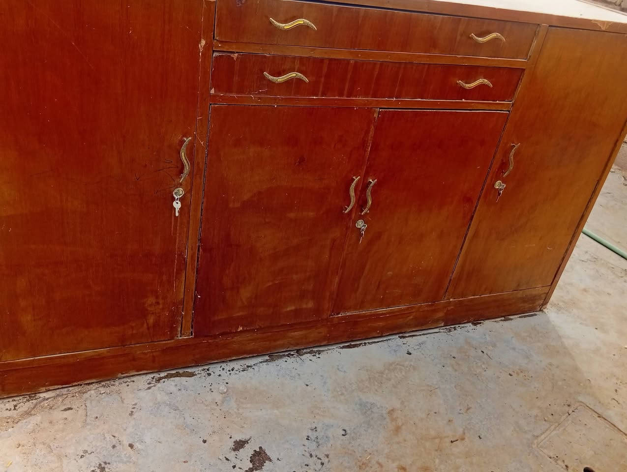 بوفيه تسكام متو ونص نضيفه سعر خاص العنوان حله مركز مدينه ***********
