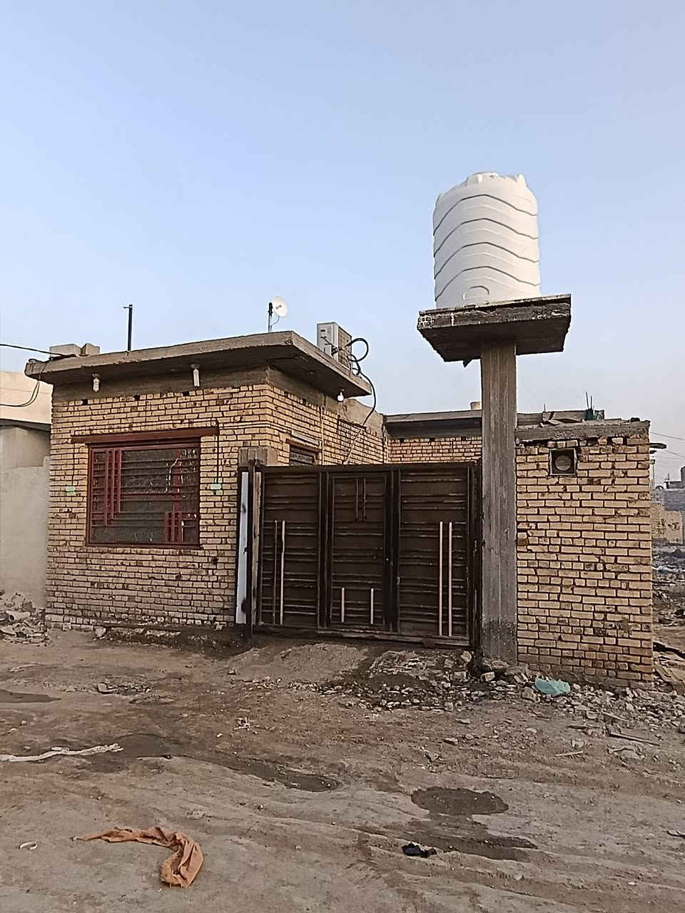 سلام عليكم
بيت زراعي في الصخيين 
نزلت المدارس عل جهت الحولي 
مساحت البيت 150 متر 
يتكون البيت من 
غرفتين نضام سويت 
ودوانيه وصاله وطارمه جبيره وحمام خارجي وعدد المناور 2
ومطبخ تركي مفتوح عل الصاله 
معلومات البنائ 
البناع كله طابوك 
الاساس رباط كونكريت مسلح 
السقف صب كونكريت مسلح 
للاستفسار الاتصال ***********
