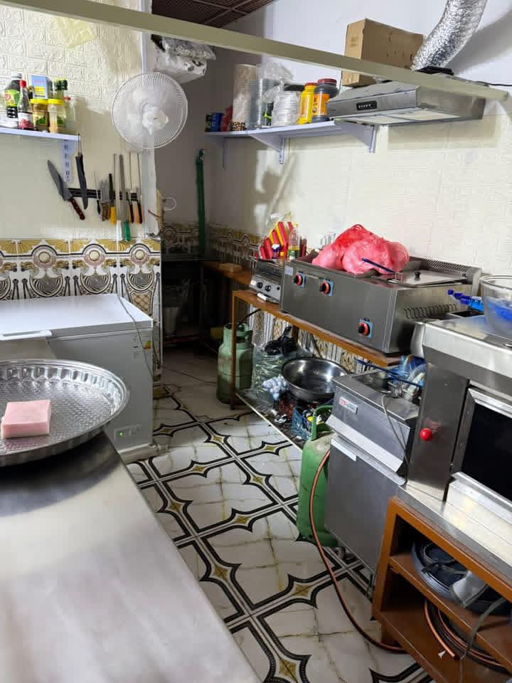 السلام عليكم مطعم كامل للبيع غراض مستخدمات فقط ٣ اشهر  ابيع شلع او قطع عنواني الهوير شارع الصناعه *********** رحمه الله والديه المو شراي لا يكلي جايك باجر وهسه اجيك
