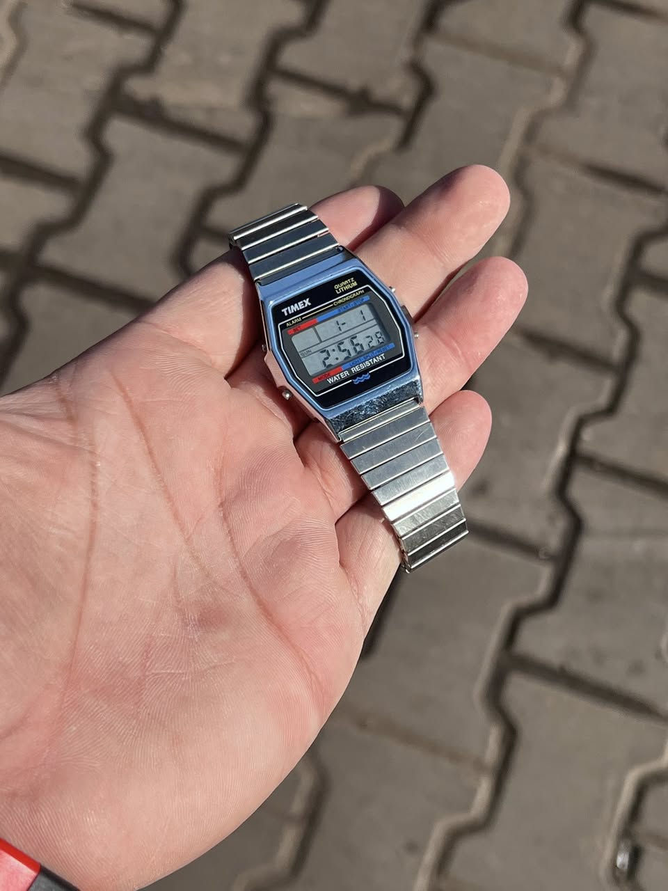 🛑 مـزاد مزاد مزاد مزاد 🛑
على أيقونة التسعينيات.. ساعة Timex Quartz Lithium الأصلية ✨
لعشاق الأناقة الكلاسيكية والقطع النادرة، نفتح المزاد على هذه التحفة الفنية من ماركة تايمكس (Timex) العريقة. ساعة تجمع بين الهيبة والعملية بتصميم ريترو (Retro) يخطف الأنظار.
🔍 تفاصيل القطعة: نضافة99%
• الموديل: Timex Quartz Lithium (إصدار قديم ونادر).
• الحالة: نظيفة جداً تعمل بكفاءة عالية (الشاشة واضحة، المنبه، والتوقيت).
• الهيكل: ستانلس ستيل بالكامل، مقاومة للصدأ وبملمس فخم.
• المميزات: كرونوغراف، إضاءة، وتصميم نحيف يناسب كل الأوقات.

***********
