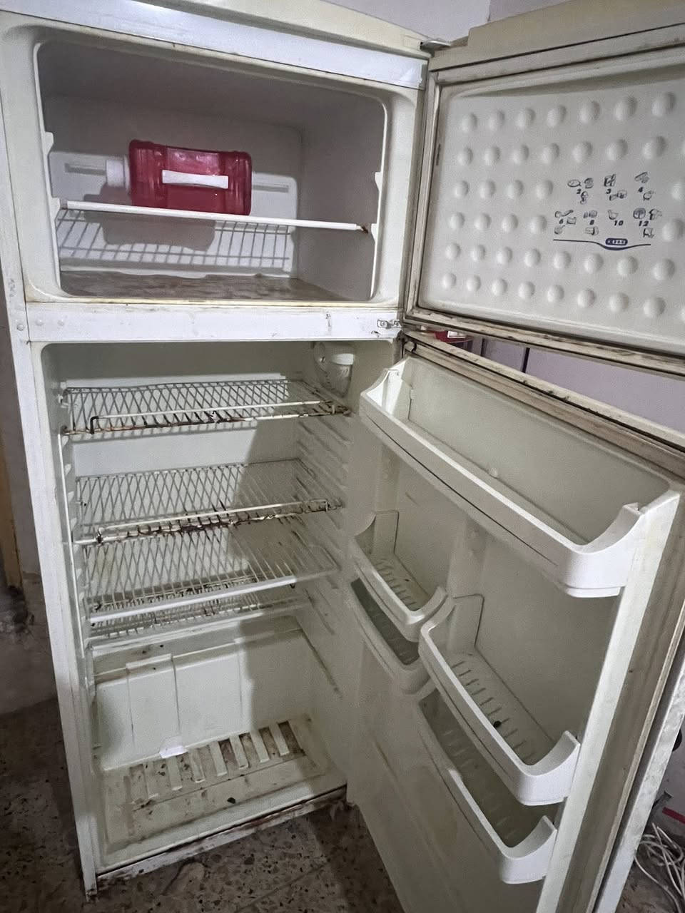 ثلاجه للبيع ثلجها خير من الله تجي وتشوف
السعر ١٢٠ الف 
***********
