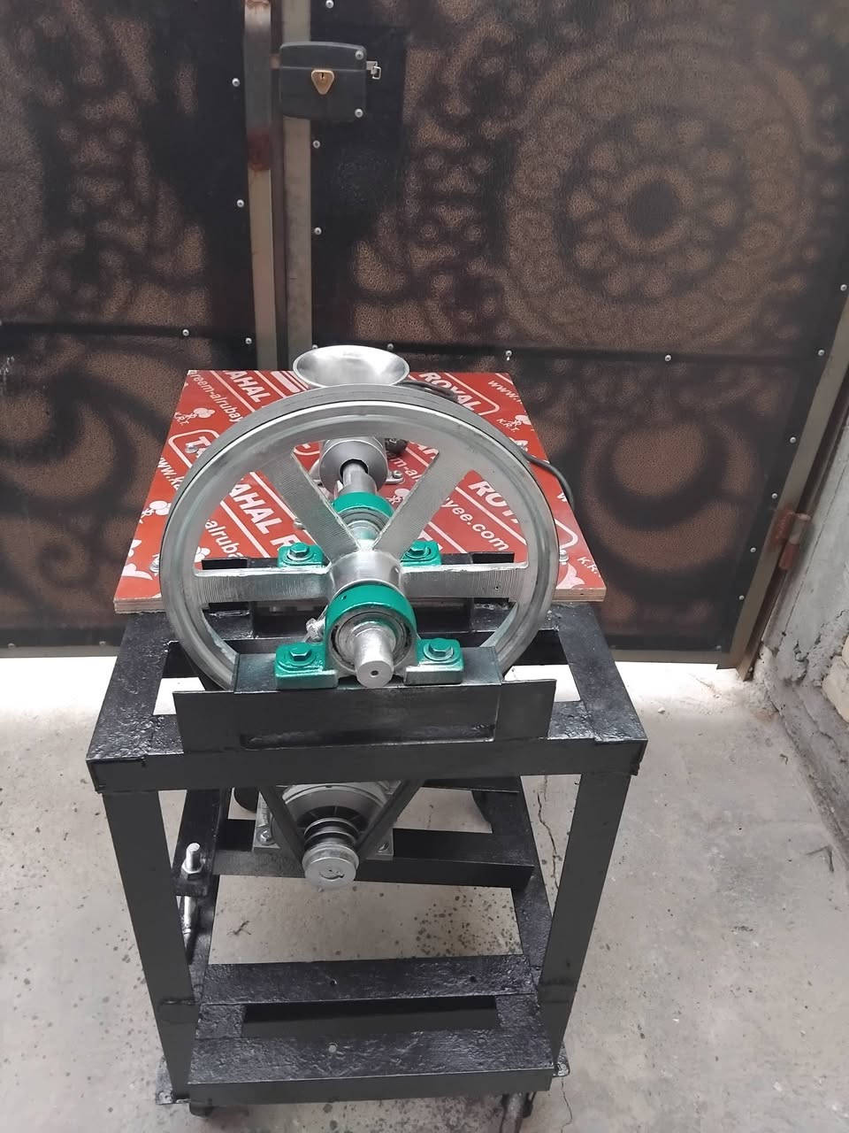 سلام عليكم من رخصة الادمن المحترام عندي مثرامة حجم ٢٢ سل ستيل اخت الجديد استعمال قليل للبيع السعر 350 الف بغداد الكرخ هاتف ***********
