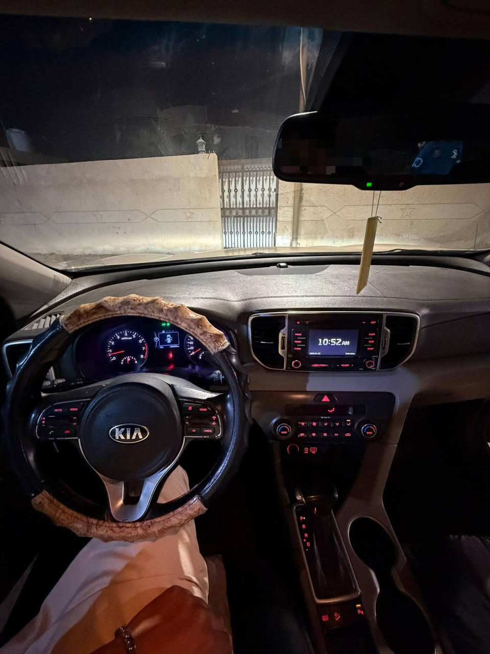 سبوتج موديل 2017 وارد خليجي فول موصفات  ما عده الفتحه 
حساسات امامي خلفي 
بصمه +ترحيب 
تحكمات استيرن 
الايت عالي ناصي زنون+ بلوجكتر 
محرك 2000 دوش 
السياره وياها بصمات 2 
السياره خير من الله مال بيت (ضربتها طخه بل باب الي وره الراكب كما موضح بل صور وبيها طكه خفيفه بل صندوك الوره وما سويتهن وسياره قطره صبغ ما بيها كفاله عامه وين ما اتريد افحص سياره جاهزه شغل وطلع ماشيه (192) حقيقي . محرك خير من الله لا تنقيص لا تبخير وشرط الفحص . السياره كدامك . السعر 168 مكاني البصره وهاذ رقمي ***********
