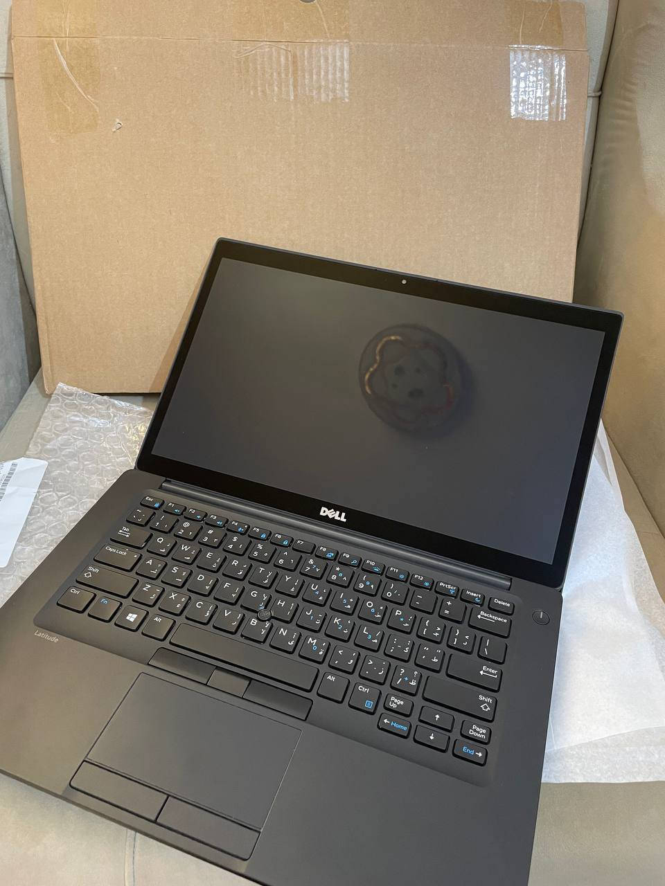 السلام عليكم 
لابتوب 7480 Dell مستخدم بنضافة عالية جدا 
خفيف الوزن سهل التنقل معالج قوي وشاشة لمس 

المواصفات 
المعالج Core i7 الجيل السابع 
الرام 8 كيكا 
الهارد 256 كيكا SSD
حجم الشاشة 14 انج بدقة FHD والشاشة لمس جميلة جدا 
كيبورد عربي انكليزي ضوئي 
يحتوي على كامرة + منفذ Type C + منفذ HDMI  
بطارية ليثيوم قوية من 2 الى 4 ساعات مع ضمان ساعة كاملة فما فوق 

ضمان باللابتوب لمدة اسبوع كامل استبدال في حال وجود أي خلل او عطل 

سعر اللابتوب 290 الف شامل التوصيل لباب البيت 

العنوان كربلاء المقدسة الحر حي العسكري بناية مجمع التراث الطبي مركز التواصل 

للطلب: ***********
