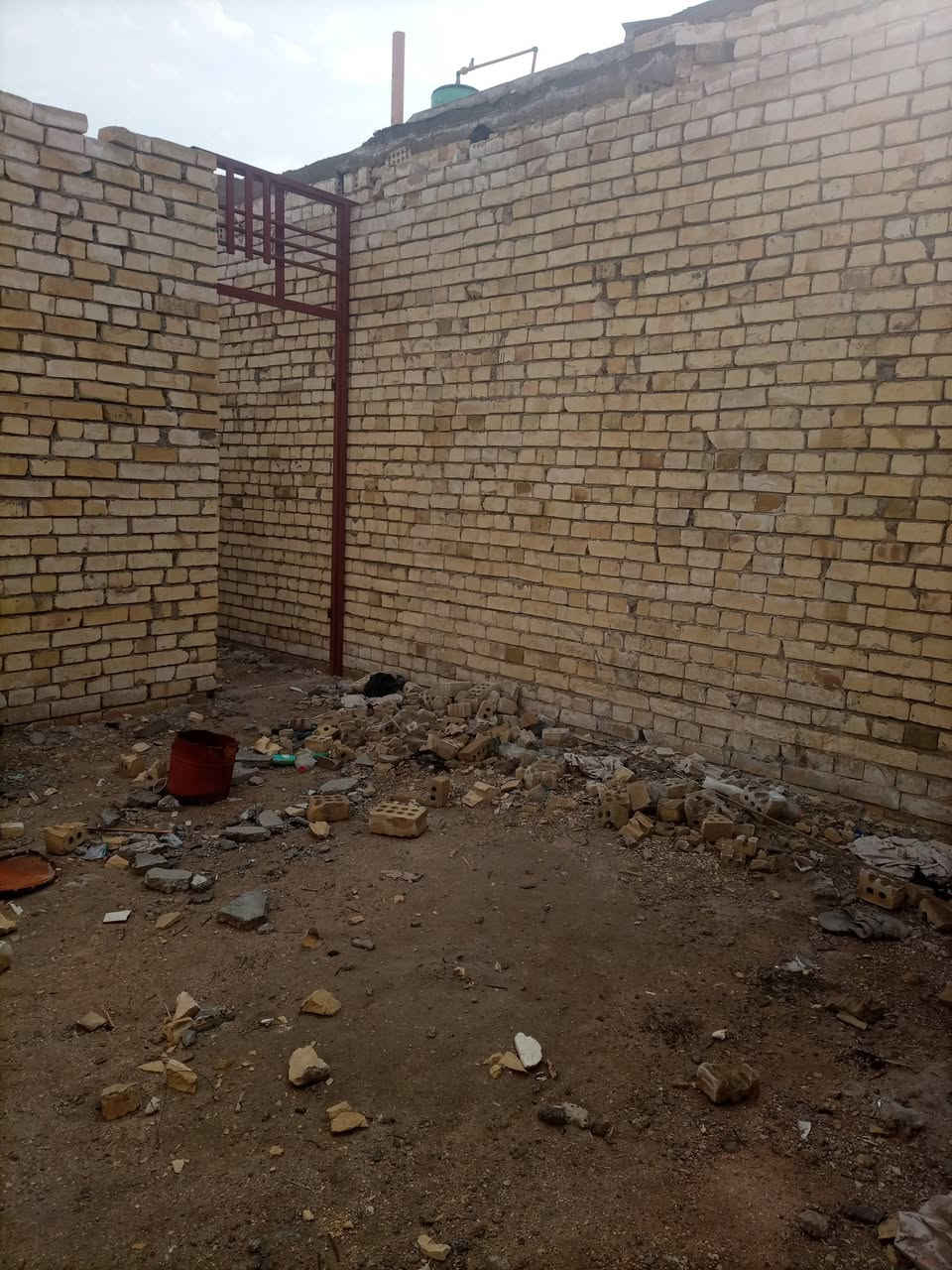 السلام عليكم هيكل للبيع بدون سقف المساحة 100متربغدادام الكبر والغزلان مقابيل حي الكوفةمن جهةالبانزين زراعي السعر 50وبي مجال المنطقة كامل/الخدمات ***********
