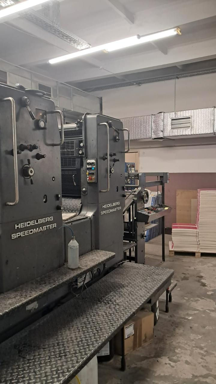 للبيع ماكينة طباعة أوفست ألمانية لونين قوية وموثوقة
🔥 Heidelberg SM 102 ZP
📍 موديل 1988
📍 ما تزال تعمل بالإنتاج حتى الآن
📍 بدون أي مشاكل أو أضرار

إذا كنت تبحث عن ماكينة اقتصادية وعملية لطباعة الأعمال التجارية والتغليف بجودة ألمانية معروفة، فإن Heidelberg SM 102 ZP تعتبر خياراً ممتازاً للمطابع التي ترغب بتوسيع الإنتاج وتحقيق أرباح مستقرة.

━━━━━━━━━━━━━━━

📌 المواصفات الفنية:

✅ Model: Heidelberg SM 102 ZP
✅ Year: 1988
✅ Printing Configuration: 2+0 / 1+1
إمكانية الطباعة لونين وجه واحد أو لون/لون وجه وقفا
✅ Equipped with Perfector
نظام قلب الورق للطباعة على الوجهين بكفاءة عالية
✅ Counter: 149 Million Impressions
عداد 149 مليون طبعة
✅ Water Dampening System
نظام ترطيب مائي للحصول على استقرار ممتاز بالألوان وجودة طباعة عالية
✅ Grafix Powder Spray System
نظام بودرة احترافي لمنع الالتصاق وتحسين جودة المطبوعات
✅ Machine Status: Still in Printing
الماكينة تعمل بالإنتاج حتى الآن
✅ Condition:
No Problems – No Damages
بحالة ممتازة وبدون أي أعطال أو أضرار

━━━━━━━━━━━━━━━

🎯 مناسبة لإنتاج:

✔️ الكتالوجات والمجلات
✔️ البروشورات الدعائية
✔️ الفواتير والدفاتر
✔️ الملصقات التجارية
✔️ المطبوعات التعليمية
✔️ الطباعة التجارية اليومية
✔️ أعمال الطباعة وجه وقفا

━━━━━━━━━━━━━━━

💡 لماذا تعتبر هذه الماكينة فرصة استثمارية ممتازة؟

🔹 ماكينة Heidelberg الألمانية معروفة عالمياً بالقوة والاعتمادية
🔹 نظام Perfector يوفر الوقت ويزيد سرعة الإنتاج
🔹 مناسبة للمطابع الصغيرة والمتوسطة الراغبة بالتوسع
🔹 تكلفة تشغيل وصيانة اقتصادية مقارنة بالإنتاجية
🔹 جودة طباعة ثابتة مع سهولة التشغيل
🔹 ماكينة جاهزة للعمل والإنتاج فوراً

━━━━━━━━━━━━━━━

📈 الاستثمار بهذه الماكينة يساعدك على:

✅ زيادة القدرة الإنتاجية للمطبعة
✅ تنفيذ أعمال الطباعة التجارية بسرعة وكفاءة
✅ تقليل تكاليف التشغيل والإنتاج
✅ دخول سوق الطباعة وجه وقفا باحترافية
✅ تحسين جودة الطباعة وزيادة رضا العملاء
✅ تحقيق أرباح مستقرة بعائد استثماري ممتاز

━━━━━━━━━━━━━━━

📩 للتواصل والاستفسار والسعر:
راسلنا مباشرة عبر الخاص أو واتساب.
0750 894 1424

#Heidelberg #SM102ZP #OffsetPrinting #PrintingMachine #معدات_طباعة #ماكينة_طباعة #مطابع #طباعة_اوفست #معدات_صناعية #ف
