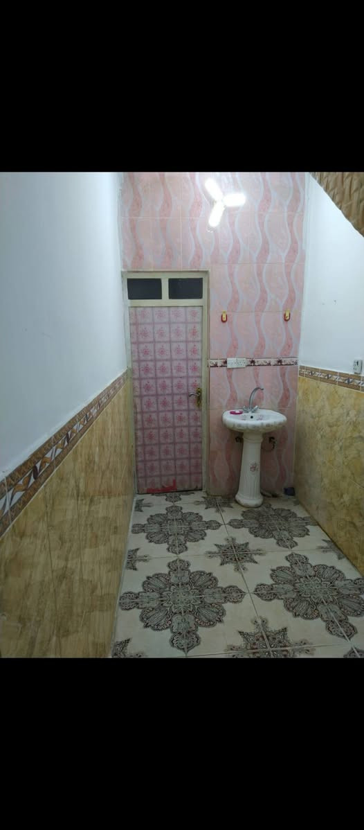 بيت في منطقة الزعفرانية شارع الكهرباء بفرع أسواق السلام بالقرب من ملعب ترتان علي الحيالي  مساحة البيت 125 بناء نضيف جداً يحتوي على غرفة استقبال وغرفة نوم وصالة ويحتوي على مطبخ واحد وعلى حمامات عدد 2 ومناور عدد 2 وكراج سيارة
اقل مدة ايجار 6 اشهر أو سنه 
الايجار الشهري 400 الف
الاتصال ***********
