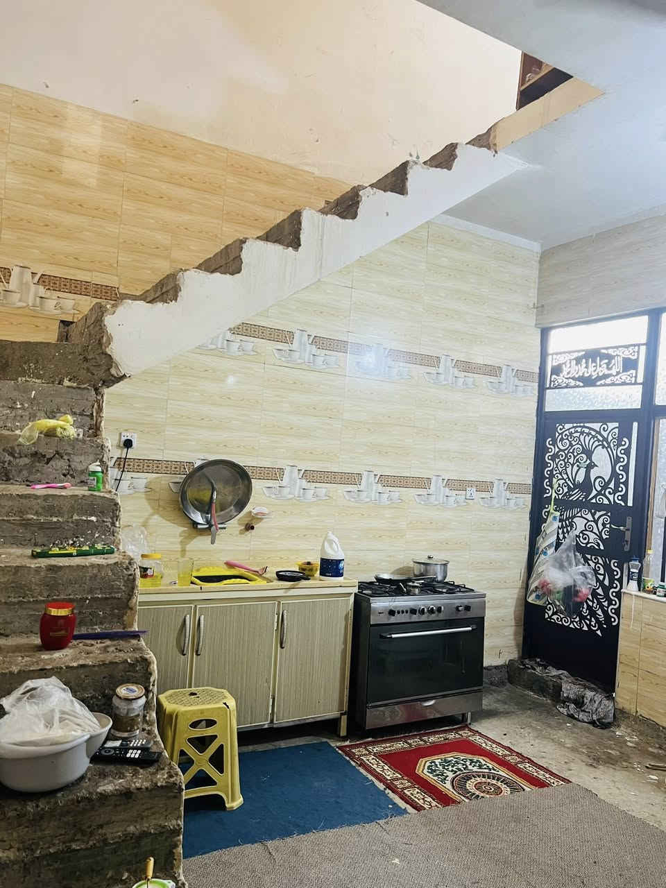 بيت للبيع زراعي 100 متر 
3 غرف نوم كبار 
صحيات طابق اول وثاني وخارجيات العدد الكلي 3
حولي واستقبال 
موقعه منطقه لانتصار شارع المرحوم ابو عمار الشريفي 
سعره بلاش بلاش مناسب جداً 
***********حسين
***********1حيدر
