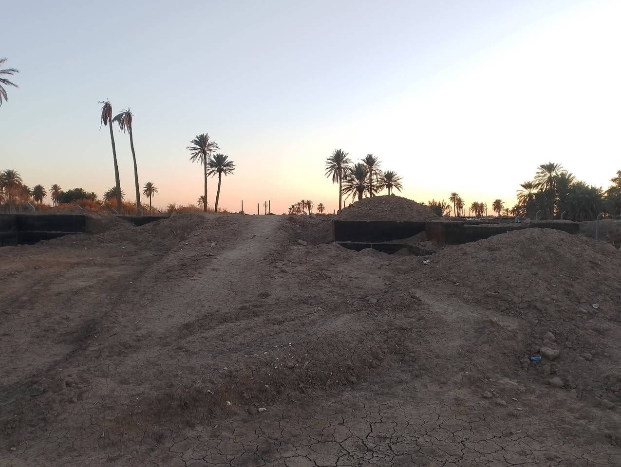 تتوفر لدينا أرض زراعية سند 25 للبيع قرب معمل شاي موسى الاعسم دونم وربع
الوجهه 25 م تقريبا النزال 130 م 
تبعد عن الشارع العام قرابة 150 م 
يوجد داخلها بتلو درجة اولى وخارطه ذاته تصميم هندسي وموصفات عاليه 
يتوفر فيها كهرباء وماء أسأله
السعر 60 مليون 
للاستفسار الاتصال على الرقم ***********
